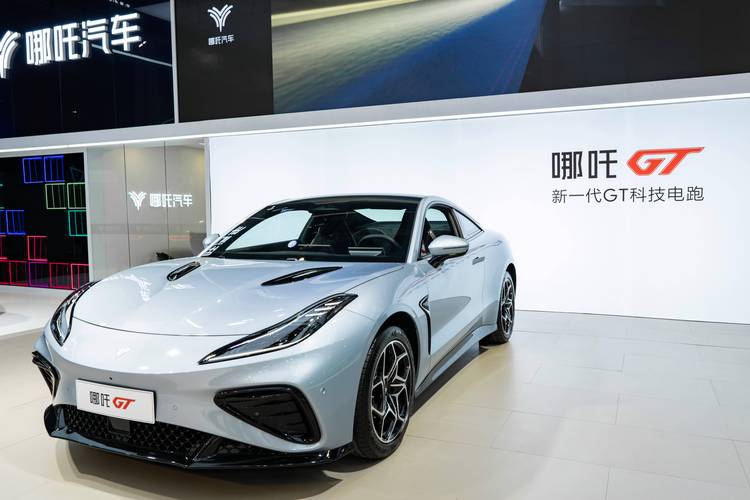 惠州350哪吒汽车在智能汽车领域的表现，领途汽车在新能源汽车市场中的影响力